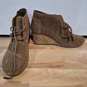 Toms women's size 8.5 wedge ankle boots